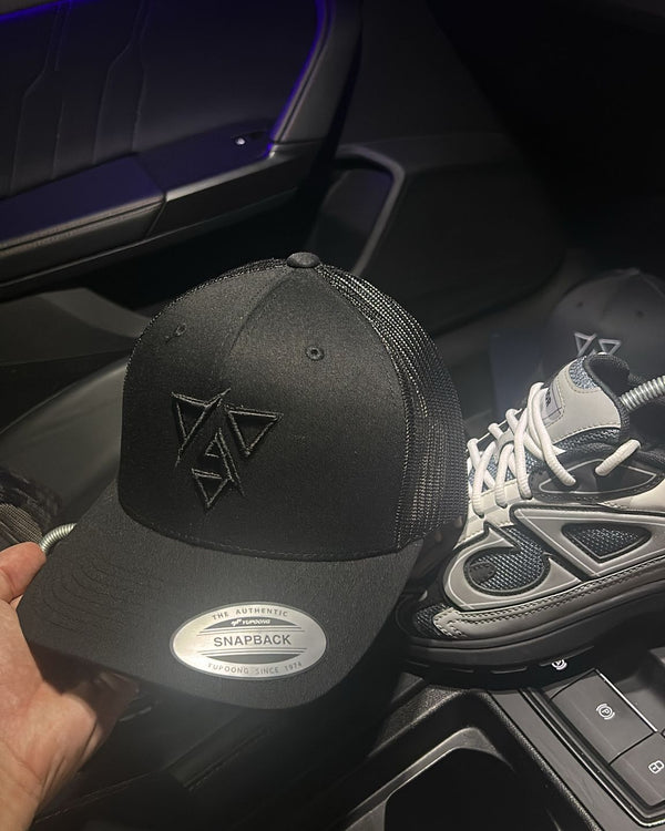 Black Iconica Trucker - Black Logo