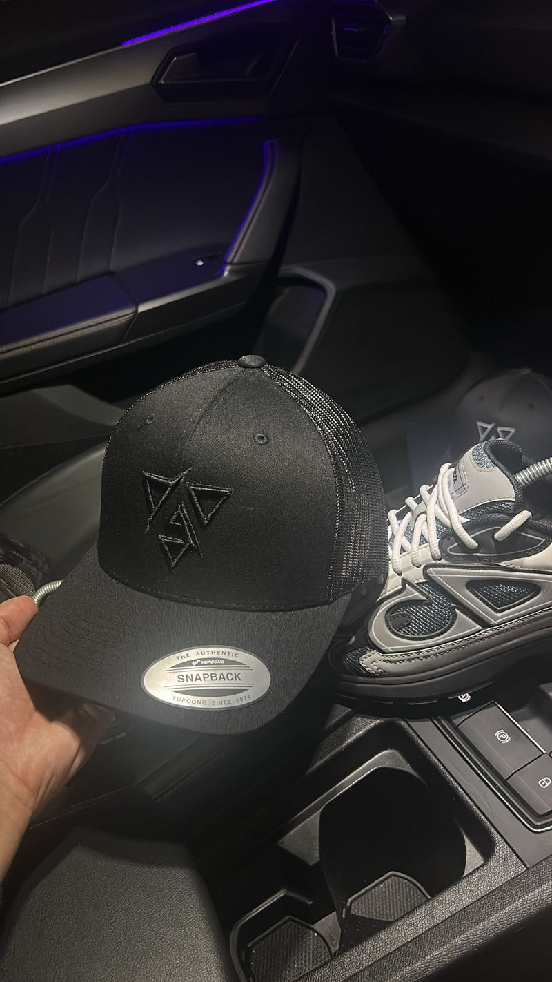 Black Iconica Trucker - Black Logo